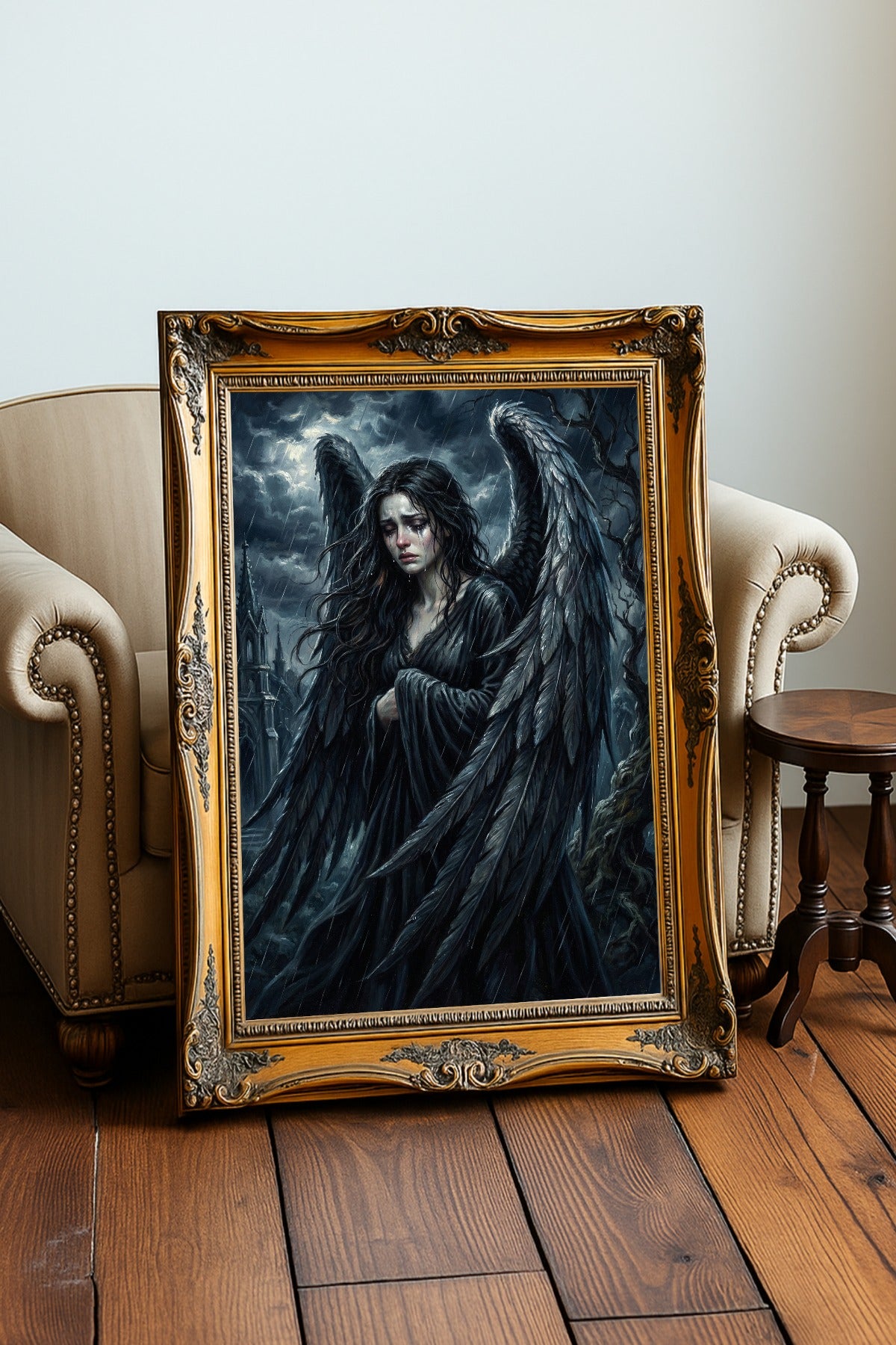Detailreiche Dark-Fantasy-Illustration eines weinenden Engels mit großen, nassen schwarzen Flügeln, der einsam im Regen vor einer düsteren gotischen Kathedrale steht; atmosphärische Lichtakzente in Nachtblau und Silber.