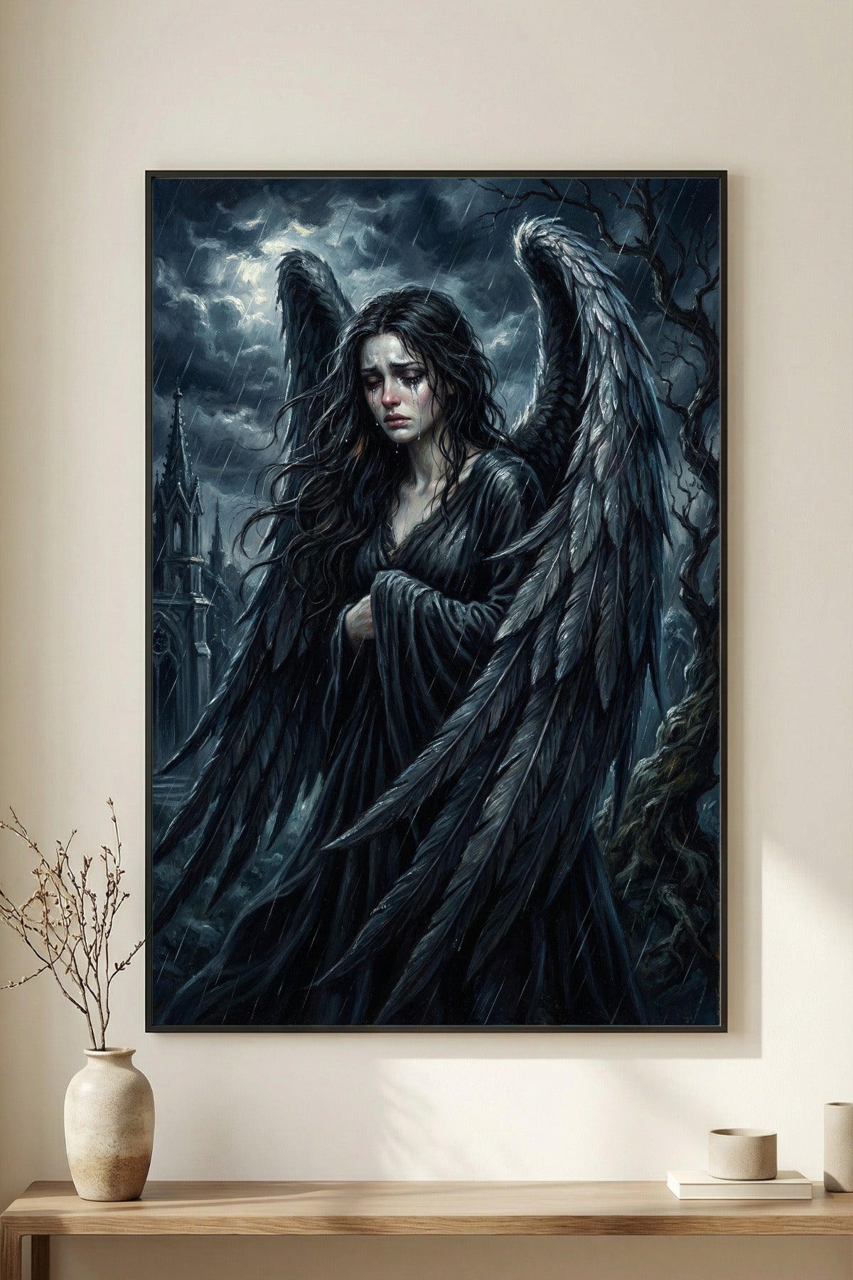 Detailreiche Dark-Fantasy-Illustration eines weinenden Engels mit großen, nassen schwarzen Flügeln, der einsam im Regen vor einer düsteren gotischen Kathedrale steht; atmosphärische Lichtakzente in Nachtblau und Silber.