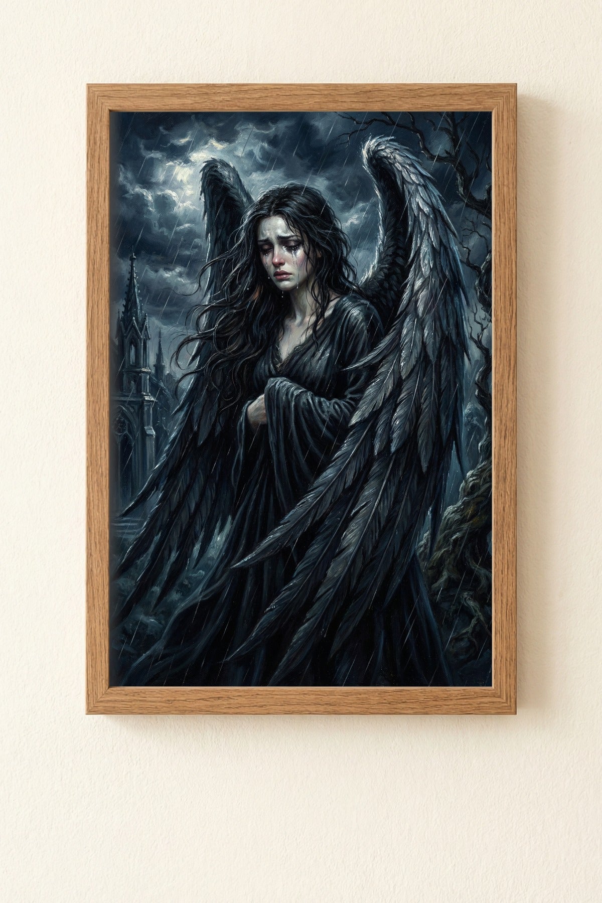 Detailreiche Dark-Fantasy-Illustration eines weinenden Engels mit großen, nassen schwarzen Flügeln, der einsam im Regen vor einer düsteren gotischen Kathedrale steht; atmosphärische Lichtakzente in Nachtblau und Silber.