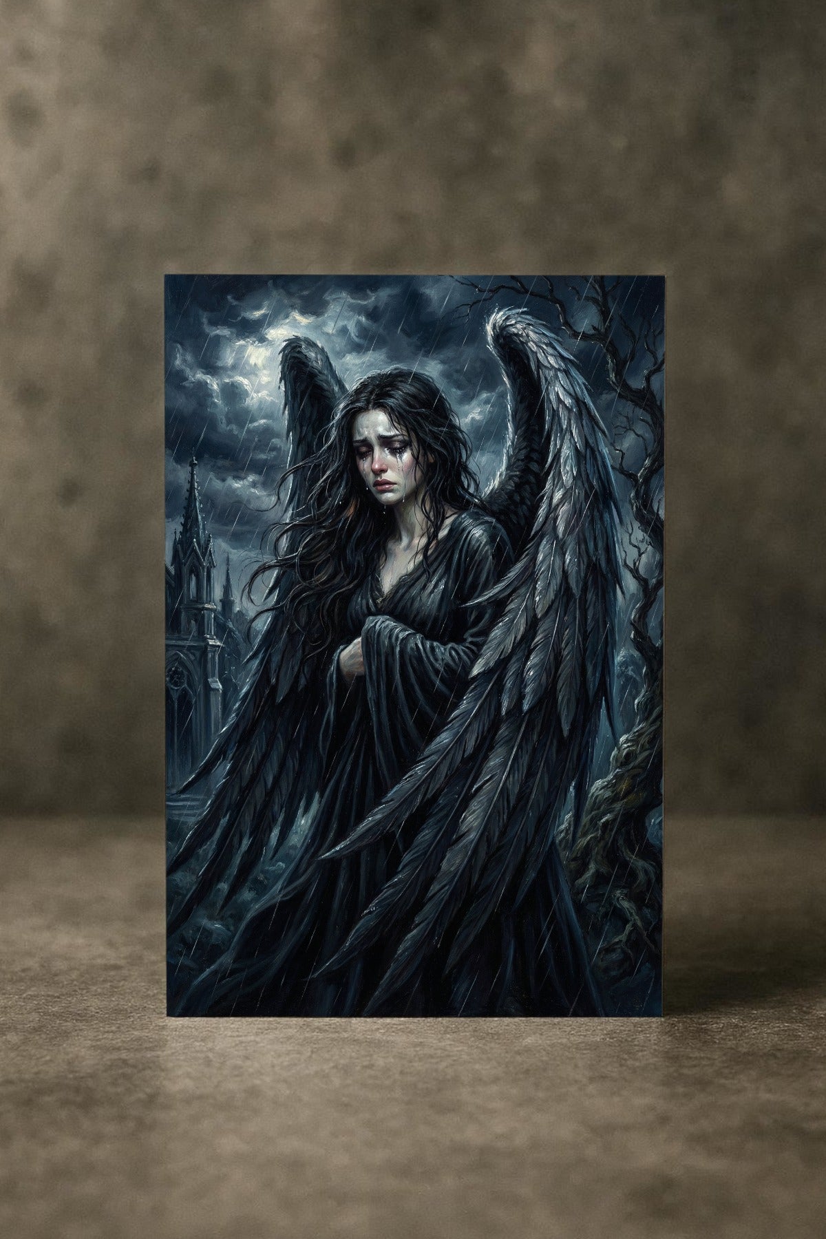Detailreiche Dark-Fantasy-Illustration eines weinenden Engels mit großen, nassen schwarzen Flügeln, der einsam im Regen vor einer düsteren gotischen Kathedrale steht; atmosphärische Lichtakzente in Nachtblau und Silber.