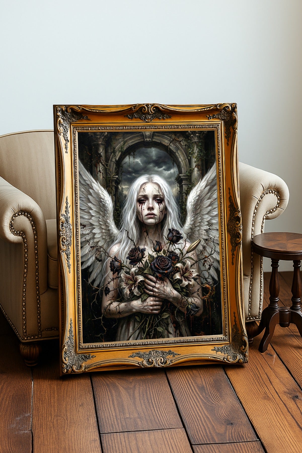 Digitales Wandbild mit Gothic-Engel, weißen Flügeln, blassem Gesicht, schwarzen Rosen und verfallener Ruinenkulisse.