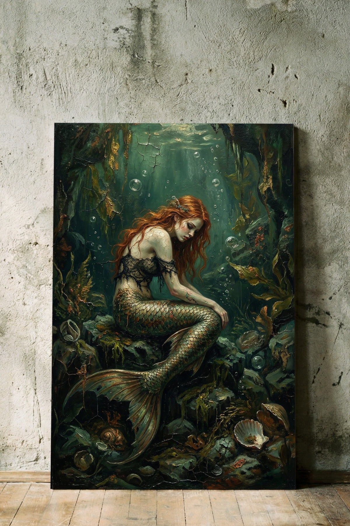 Digitales Kunstwerk einer nachdenklichen Meerjungfrau mit rotem Haar in einer tiefgrünen, smaragdfarbenen Unterwasserwelt; Dark-Folklore-Stil.