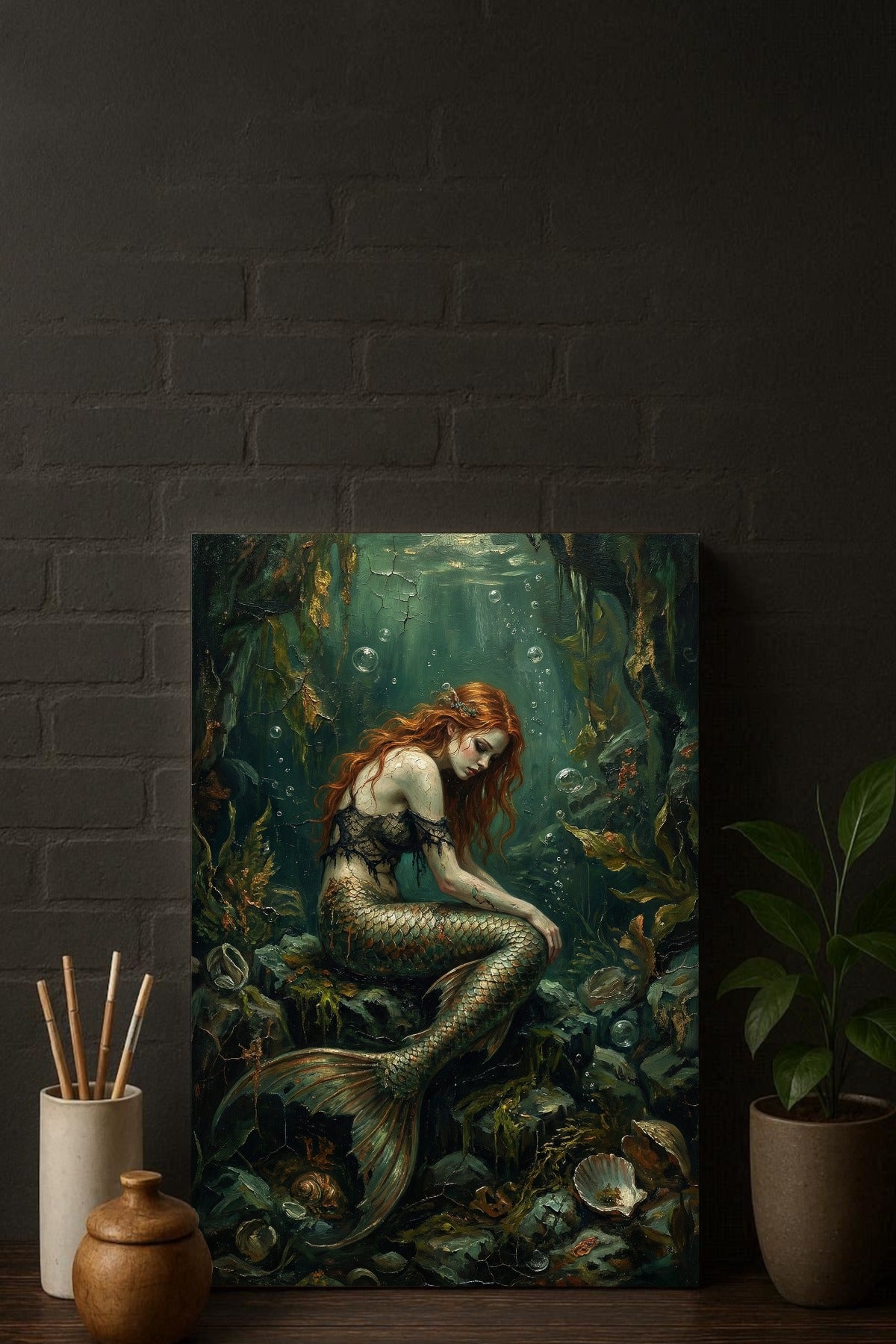 Digitales Kunstwerk einer nachdenklichen Meerjungfrau mit rotem Haar in einer tiefgrünen, smaragdfarbenen Unterwasserwelt; Dark-Folklore-Stil.