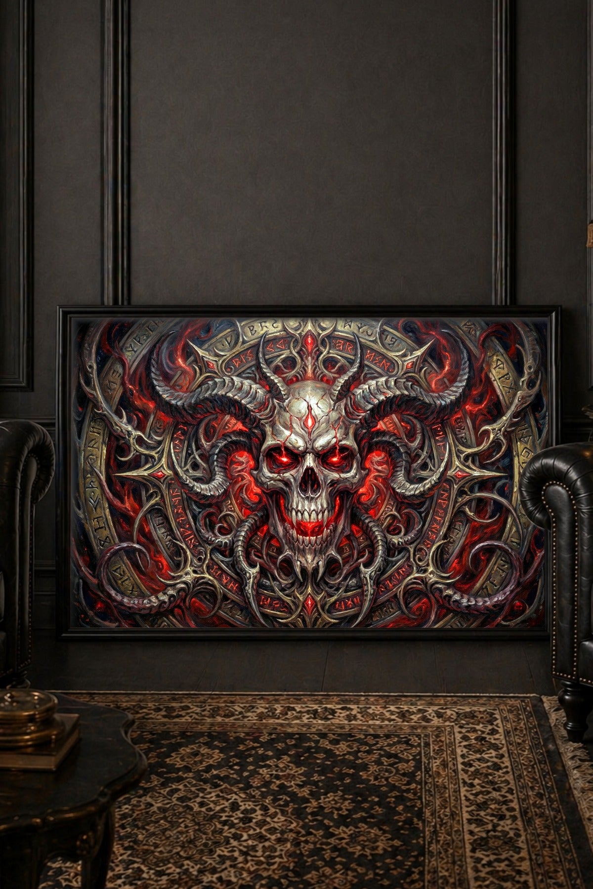 Demonic Skull Poster im dunklen Gothic-Interior, mit gehörntem Schädel, roten Augen, Runen, ornamentalen Details und schwarzem Rahmen.