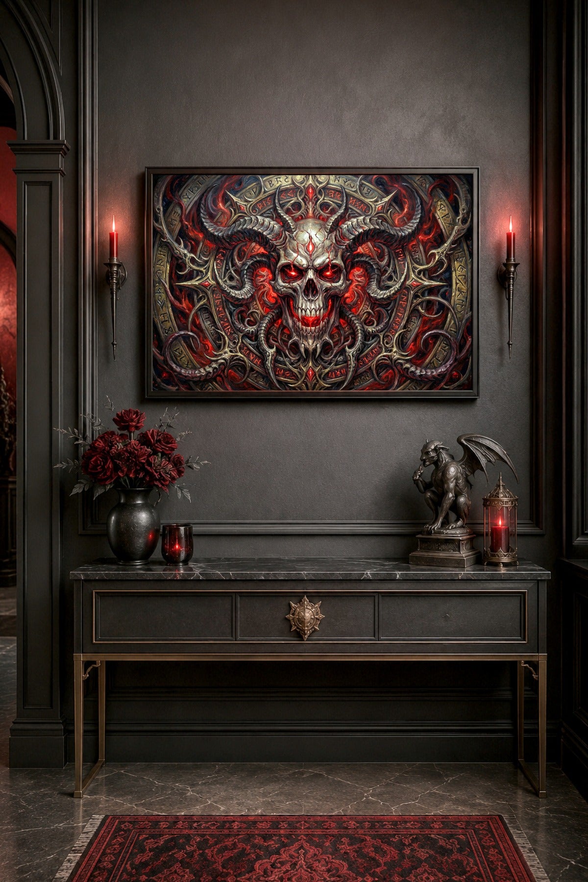 Gedrucktes Dark Fantasy Skull Poster über schwarzer Konsole, mit roten Kerzen, Rosen, Gargoyle-Figur, Runen und dämonischem Schädelmotiv.