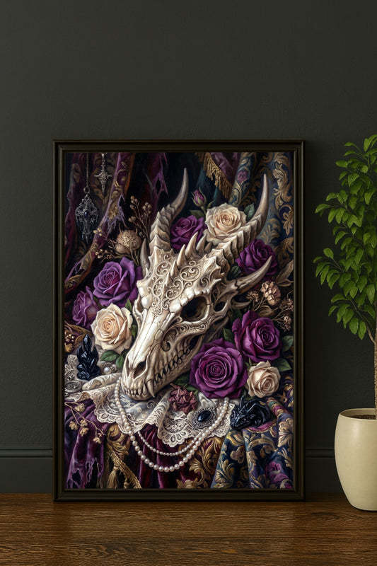 Gothic Poster mit Drachenschädel, Rosen und Perlen im schwarzen Rahmen vor dunkler Wand neben grüner Pflanze.