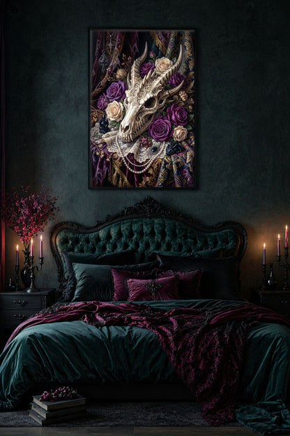 Dark Fantasy Poster mit Drachenschädel und Rosen über einem dunklen Samtbett mit Kerzenlicht.