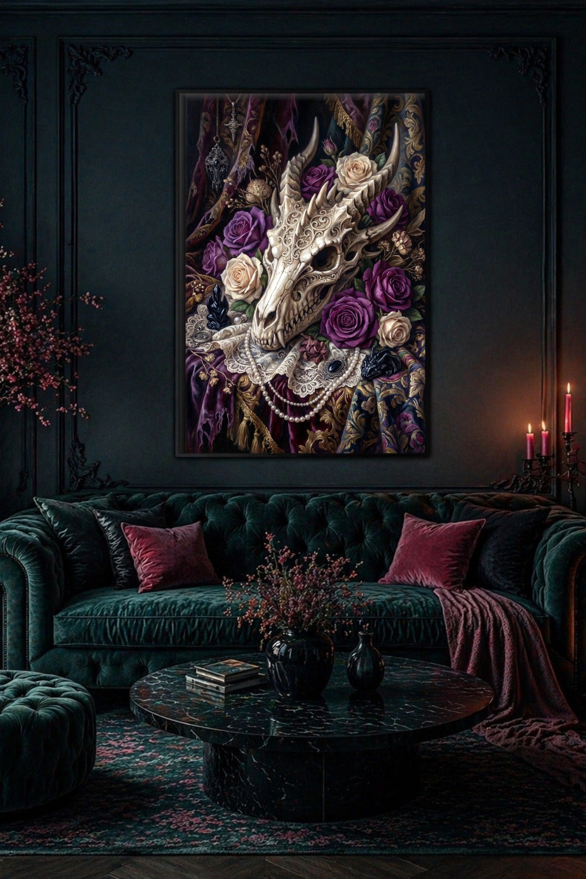 Gothic Wandbild mit Drachenschädel, Rosen und Perlen über grünem Samtsofa in dunklem Wohnzimmer.