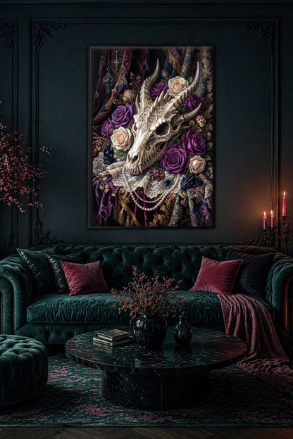 Gothic Wandbild mit Drachenschädel, Rosen und Perlen über grünem Samtsofa in dunklem Wohnzimmer.