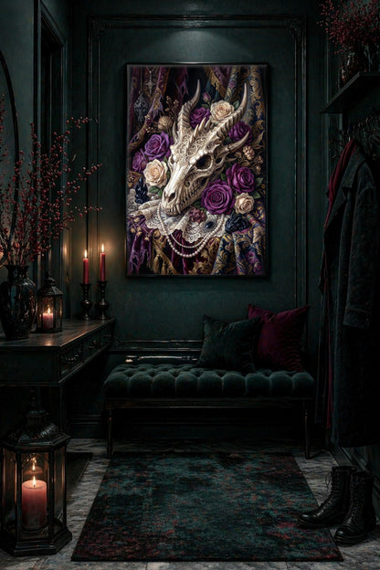 Gothic Poster mit Drachenschädel und violetten Rosen im dunklen Flur mit Samtbank und Kerzenlicht.