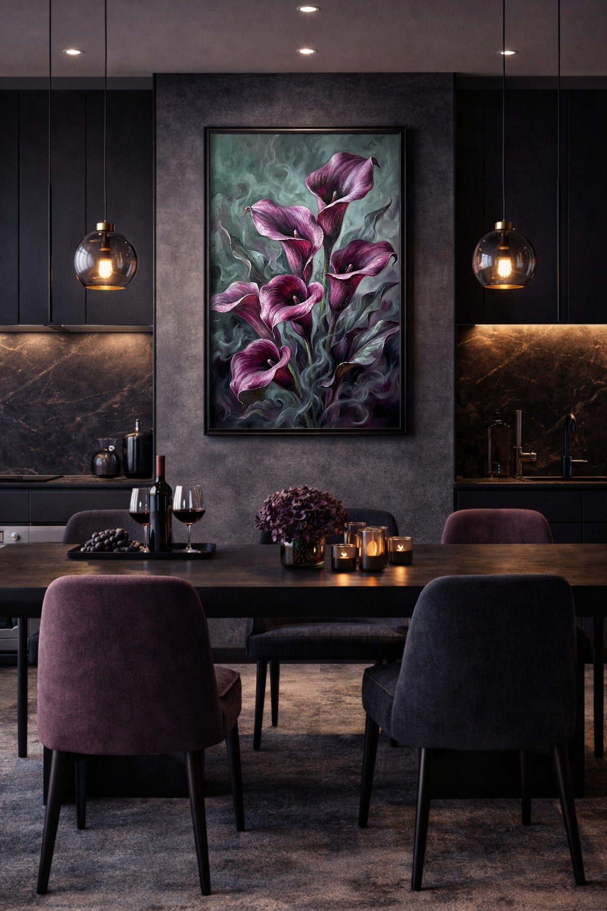 Calla Lilien Poster im dunklen Esszimmer mit Kerzenlicht, schwarzer Küche und violetten Blüten