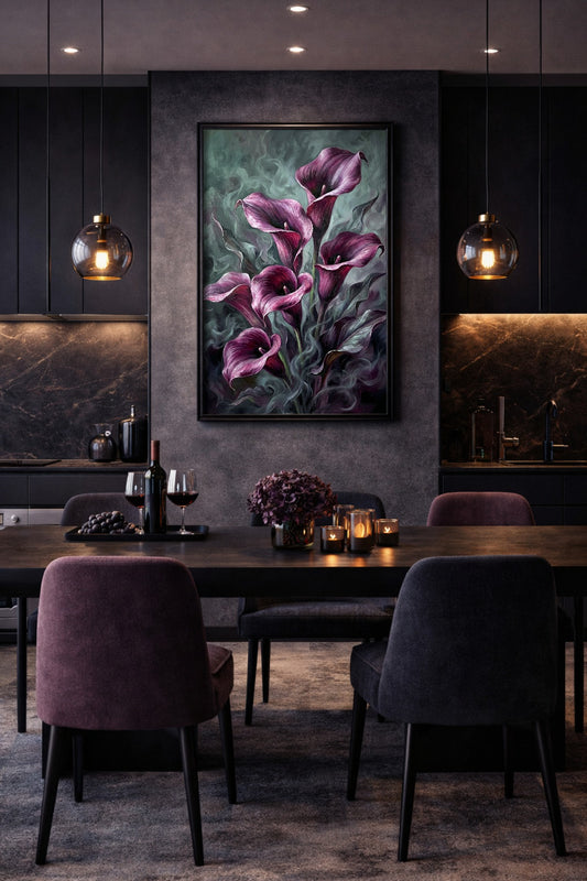 Calla Lilien Poster im dunklen Esszimmer mit Kerzenlicht, schwarzer Küche und violetten Blüten
