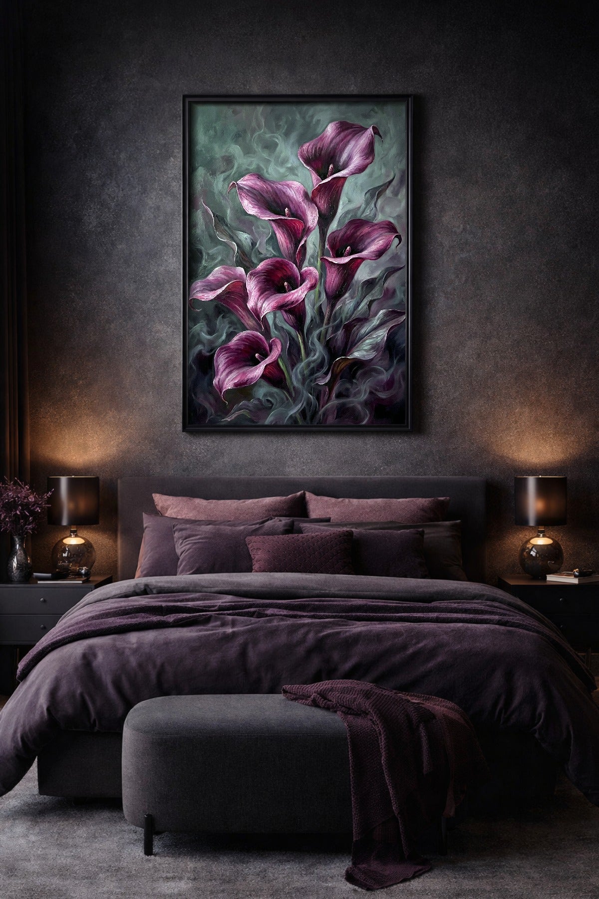 Gothic Blumen Poster mit violetten Calla Lilien über dunklem Bett und pflaumenfarbener Bettwäsche