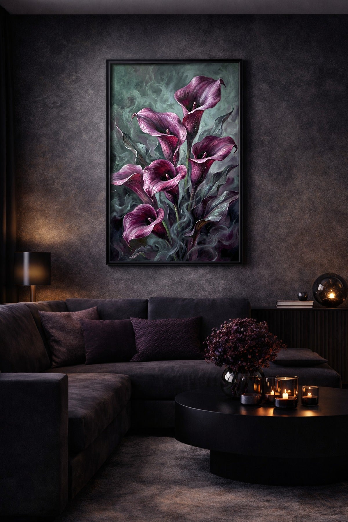 Digitales Calla Lilien Poster im dunklen Wohnzimmer mit schwarzem Sofa und Kerzenlicht