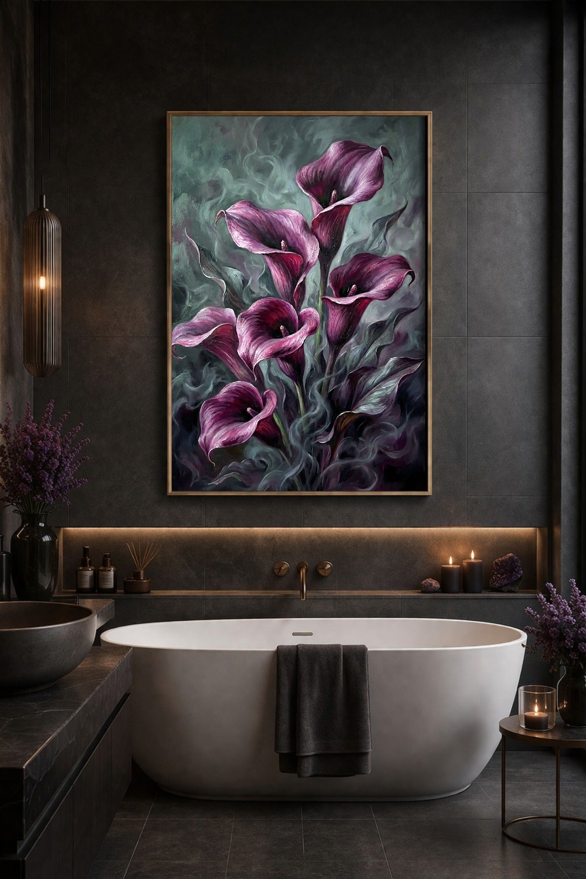 Calla Lilien Poster im Badezimmer über Badewanne mit dunklen Fliesen und Kerzenlicht