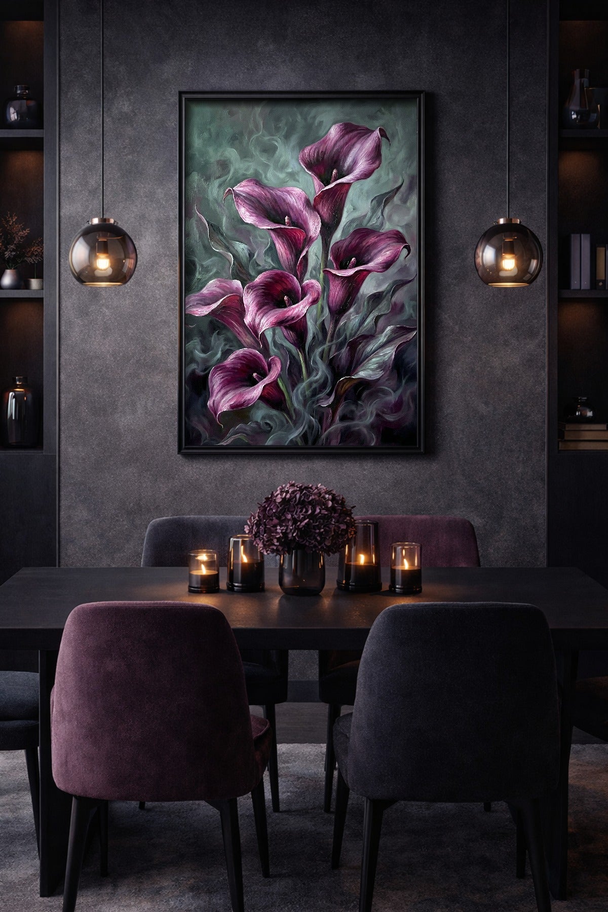 Calla Lilien Wandbild im Esszimmer mit dunkler Wand, Kerzen und violetten Stühlen