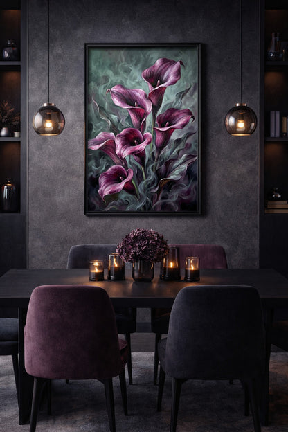 Calla Lilien Wandbild im Esszimmer mit dunkler Wand, Kerzen und violetten Stühlen