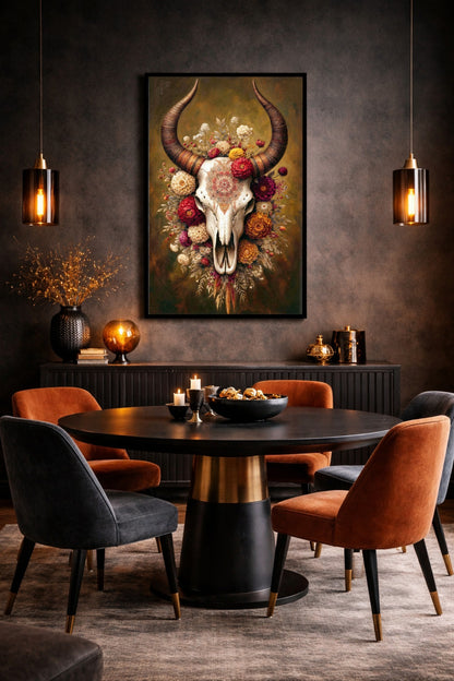 Tierschädel Poster mit floralem Dekor im Esszimmer mit dunkler Wand und orangefarbenen Stühlen