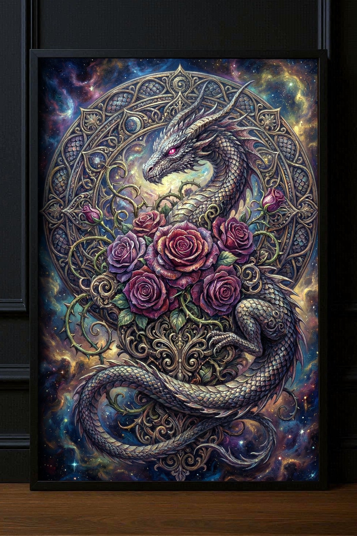 Silberner Drache mit violetten Rosen vor kosmischem Hintergrund und ornamentalen Details als Fantasy-Wandbild für Wohnzimmer oder Schlafzimmer.