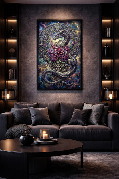 Fantasy-Wandbild mit silbernem Drachen, violetten Rosen, ornamentalem Rahmen und leuchtendem kosmischem Hintergrund für Wohnzimmer oder Schlafzimmer.