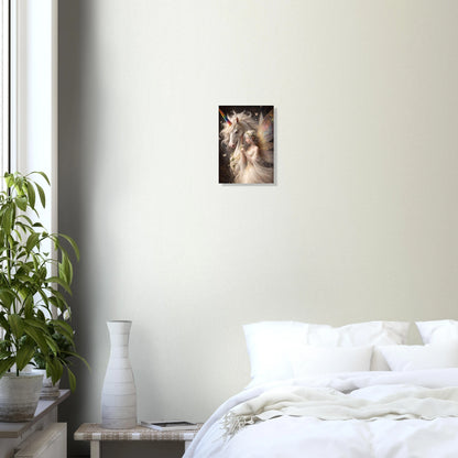 Hochwertiges Fantasy-Poster: Majestätisches weißes Einhorn mit einer zarten Elfe im Blumenkranz. Elegante Wanddeko in Gold und Elfenbein auf dunklem, mystischem Grund.