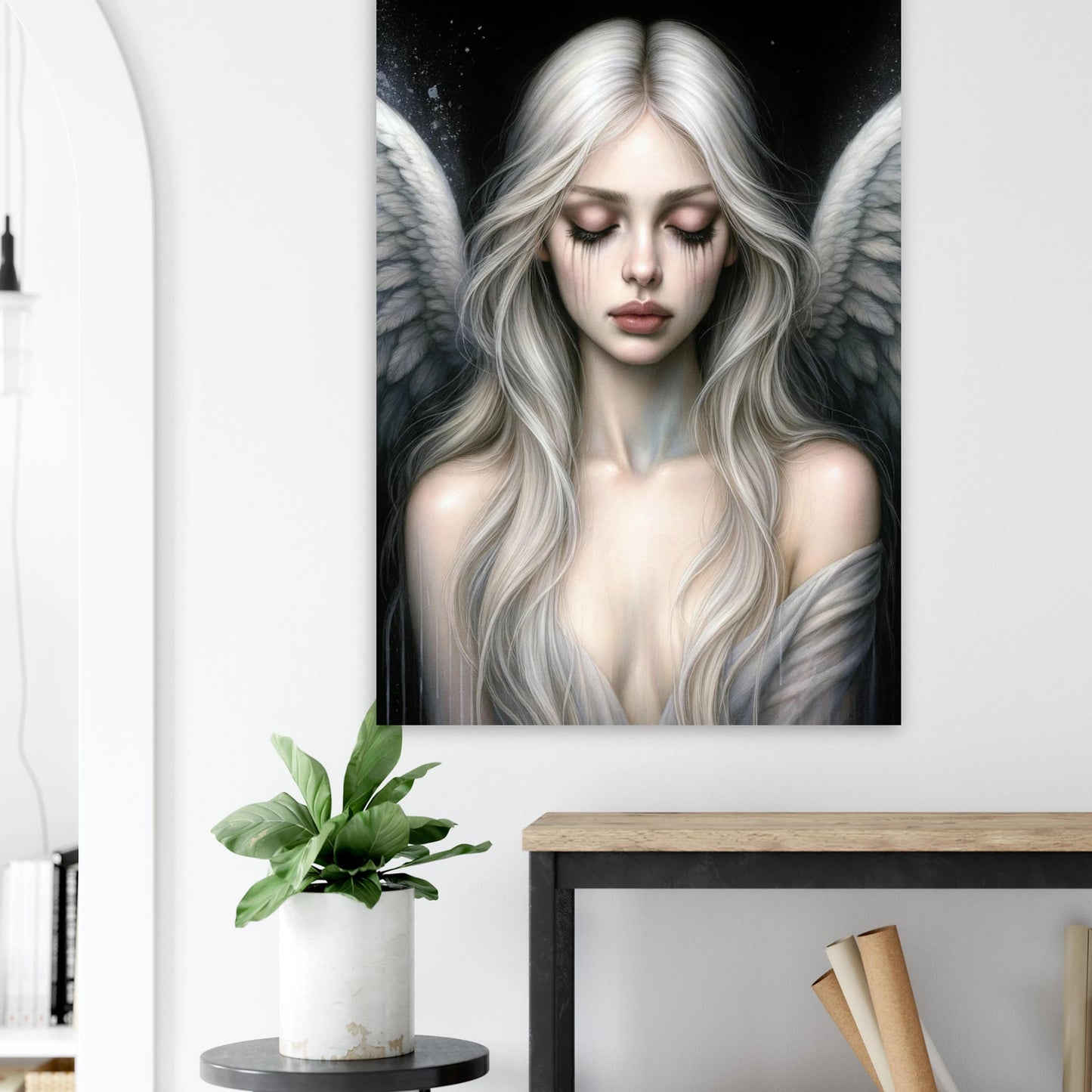 Melancholischer Engel mit geschlossenen Augen und ausgebreiteten Flügeln in ruhiger, dunkler Bildstimmung