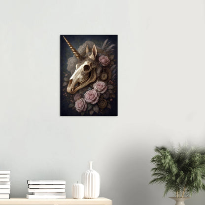 Dunkles Poster mit kunstvoll verziertem Einhornschädel, Rosen und antiken Uhren im viktorianischen Gothic Stil als Wandkunst
