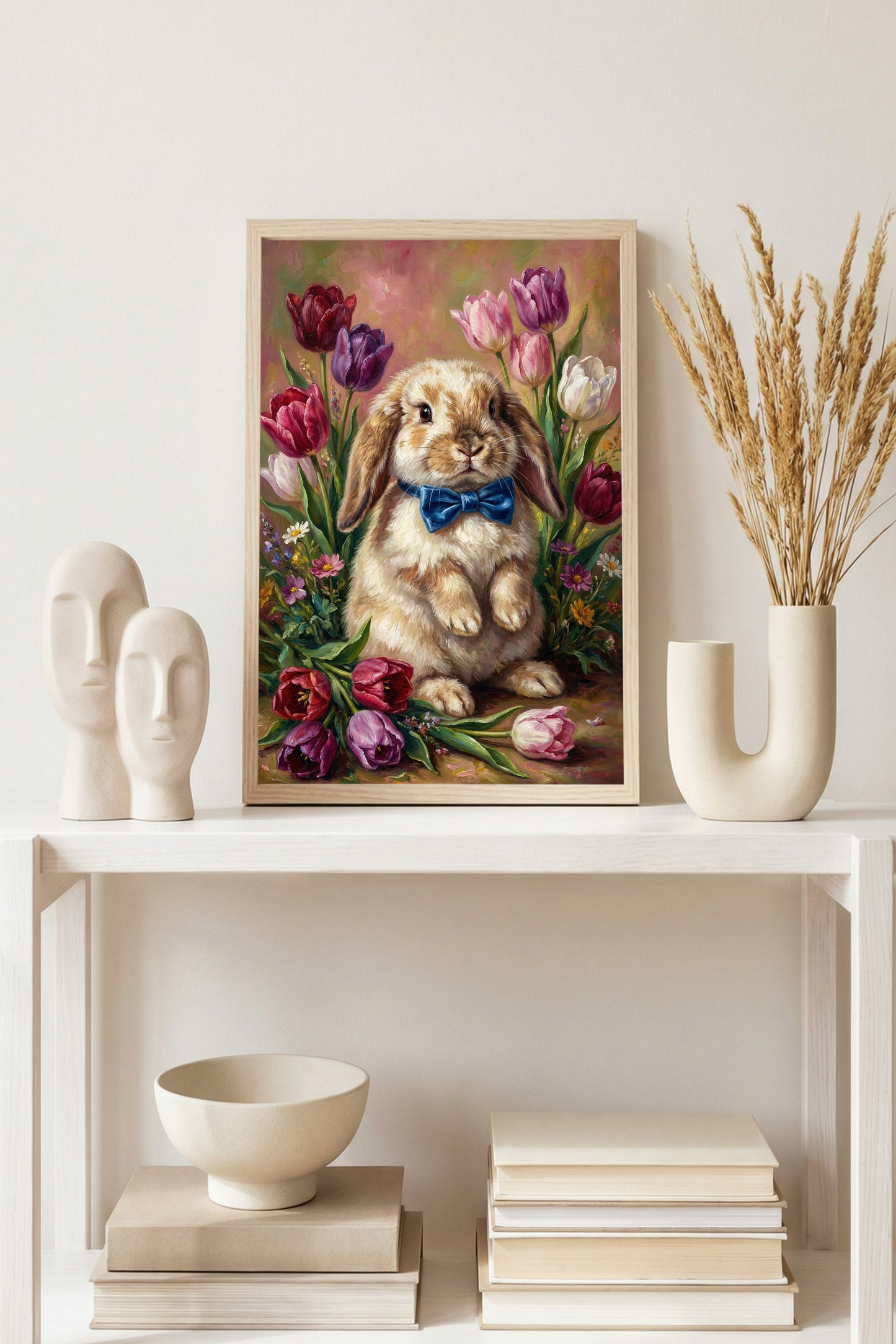 Vintage Poster mit braunem Osterhasen und blauer Schleife zwischen bunten Tulpen im klassischen Ölgemälde-Look als frühlingshafte Wanddekoration.