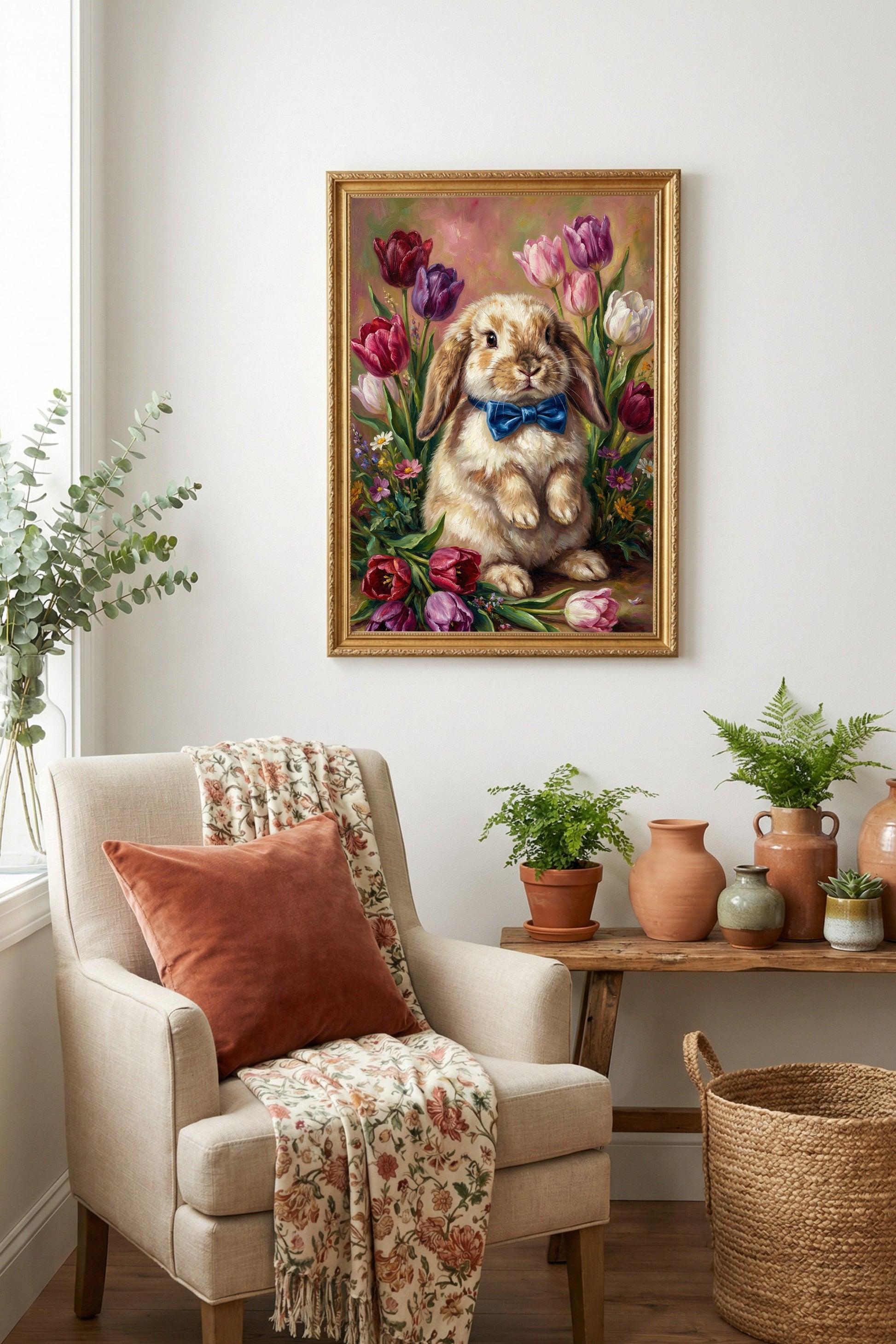 Vintage Poster mit braunem Osterhasen und blauer Schleife zwischen bunten Tulpen im klassischen Ölgemälde-Look als frühlingshafte Wanddekoration.