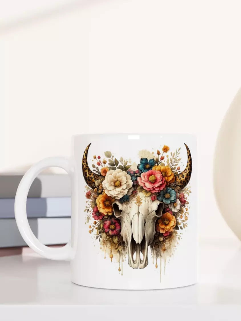 Weiße Keramiktasse mit floraler Stierschädel Illustration, Hörnern und buntem Blumenkranz im Boho Western Stil, Gothic Kunstmotiv