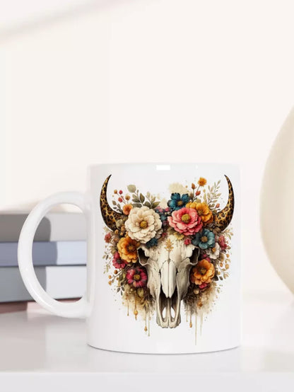Weiße Keramiktasse mit floraler Stierschädel Illustration, Hörnern und buntem Blumenkranz im Boho Western Stil, Gothic Kunstmotiv