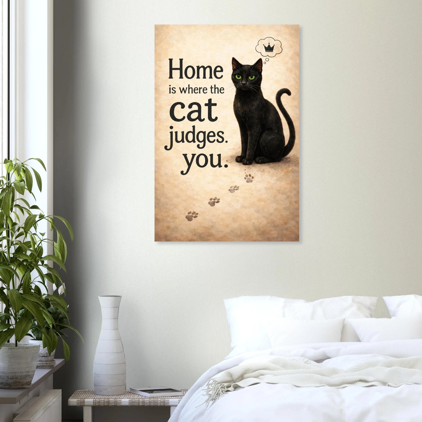 Katzenposter mit schwarzer Katze und Spruch Home is where the cat judges you, humorvolle Wandkunst