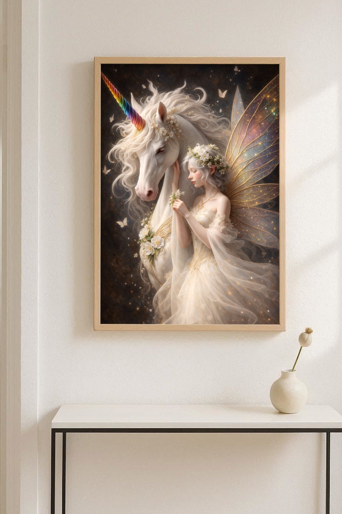 Hochwertiges Fantasy-Poster: Majestätisches weißes Einhorn mit einer zarten Elfe im Blumenkranz. Elegante Wanddeko in Gold und Elfenbein auf dunklem, mystischem Grund.