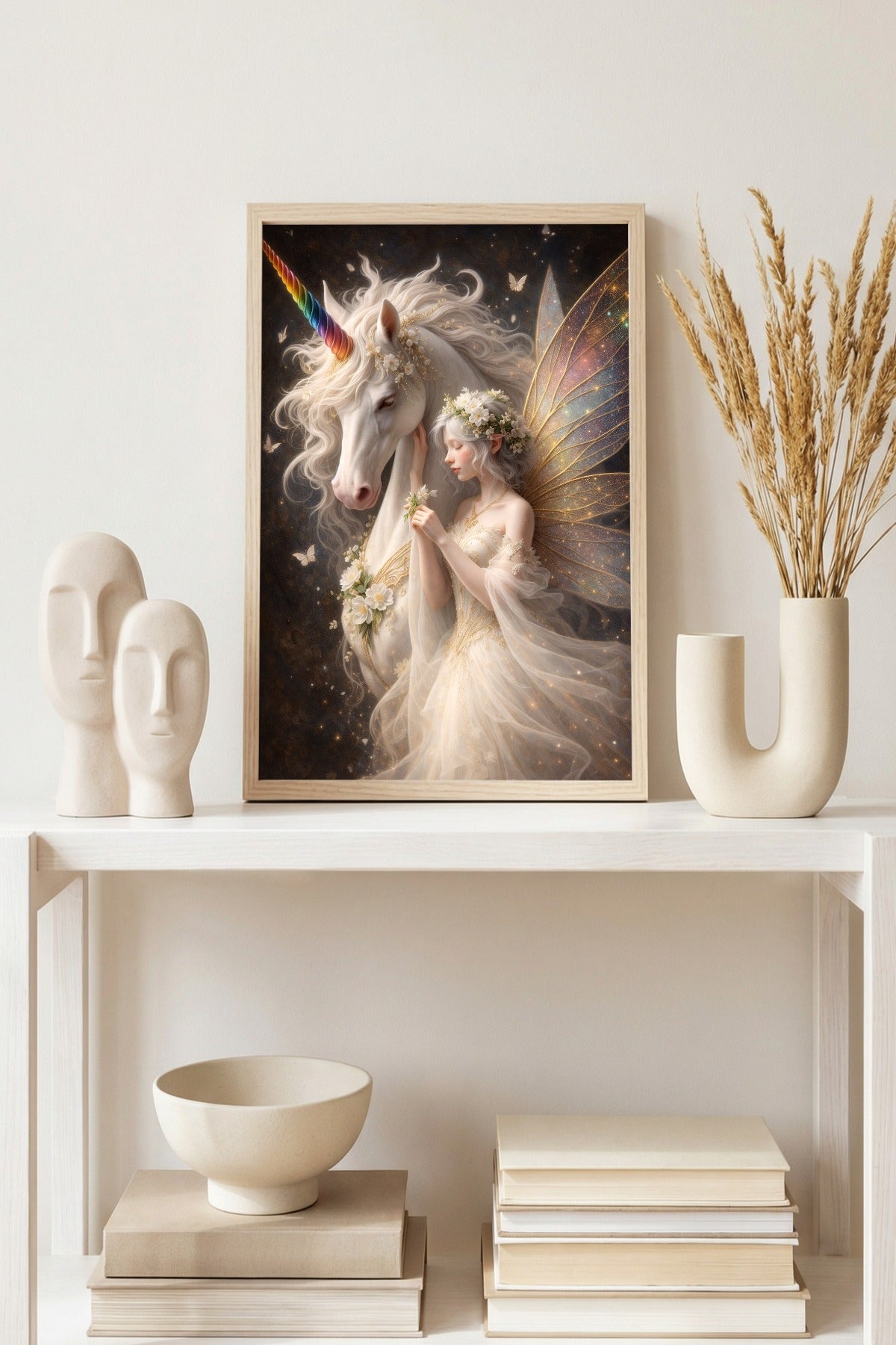 Hochauflösendes Fantasy-Wandbild: Eine zarte Elfe mit goldenen Flügeln und Blumenkrone lehnt sich an ein majestätisches weißes Einhorn. Magisches Artwork in Gold-, Elfenbein- und Pastelltönen.