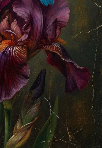Moody Vogelposter als digitales Ölgemälde mit Eisvogel, tiefvioletten Irisblumen und strukturierter dunkler Farbwelt. Detailsausschnitt.