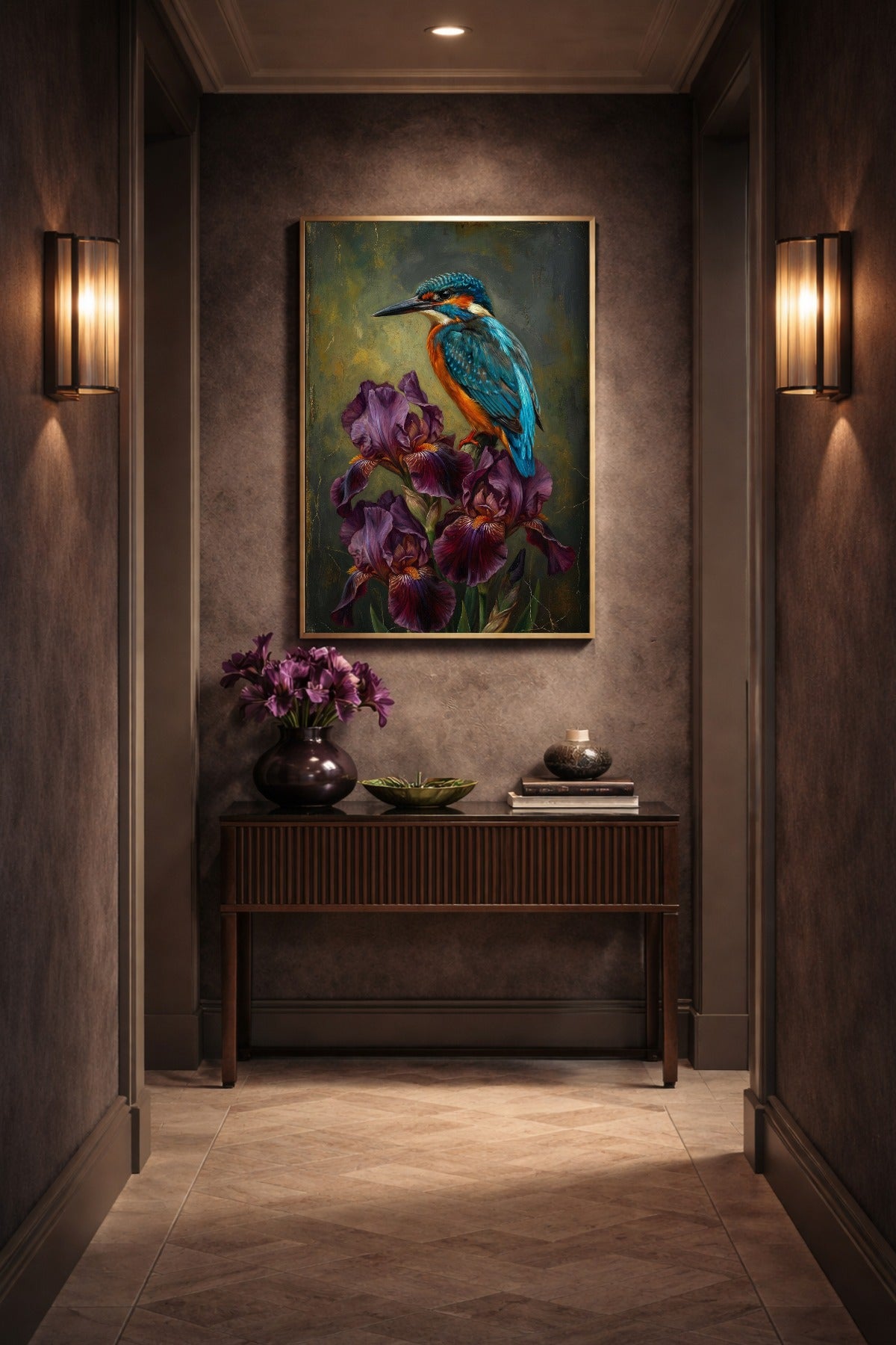 Vintage-inspiriertes digitales Wandbild mit Eisvogel auf Iris-Blüten, gemalt im Ölgemälde-Look mit dunklem texturiertem Hintergrund.
