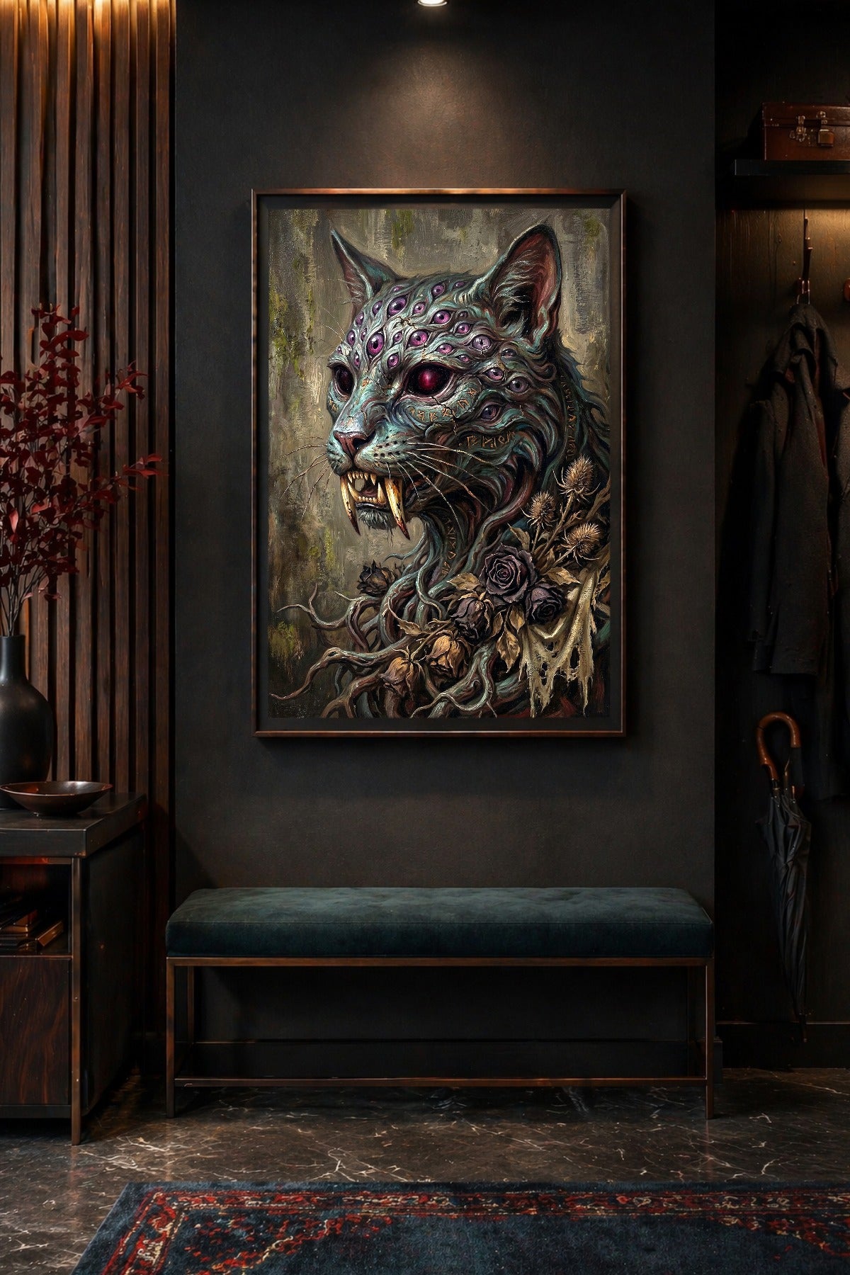 Dark Surrealism Poster mit katzenähnlichem Wesen, violetten Augen, Fangzähnen, okkulten Zeichen und schwarzem Gothic-Hintergrund.