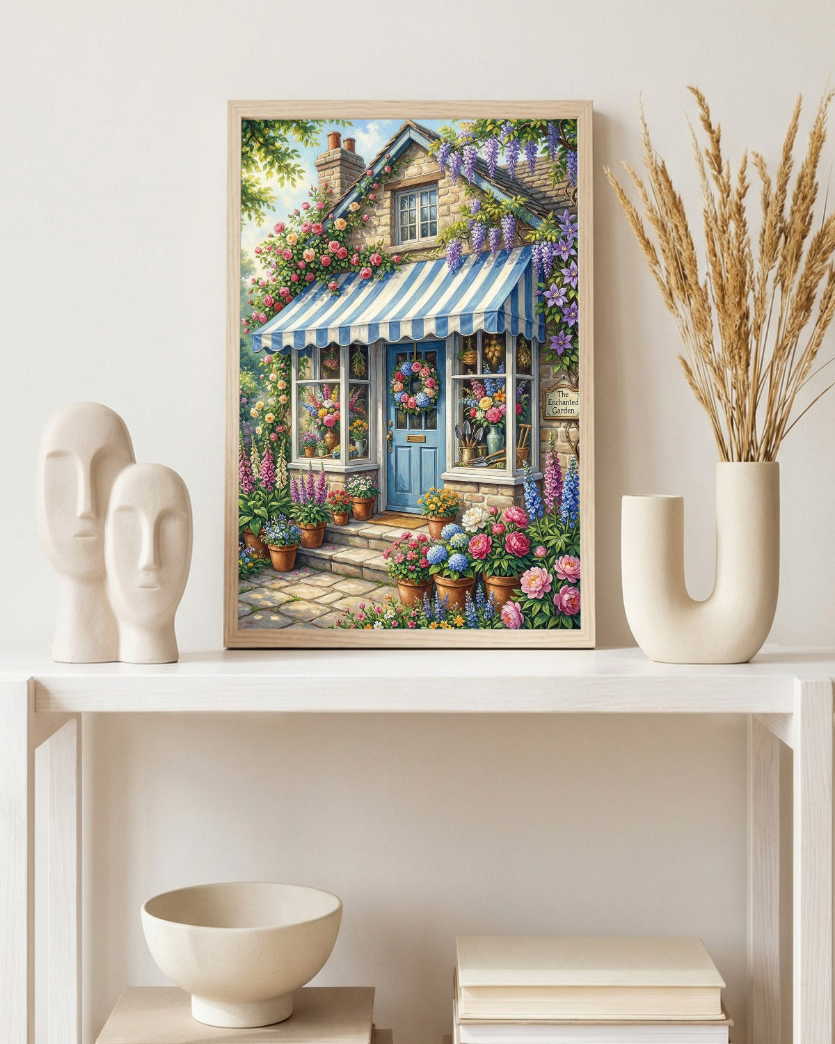 Cottage Garten Poster mit blau-weißer Markise, Steinhausfassade und üppigen Blumen in Rosa, Violett und Grün