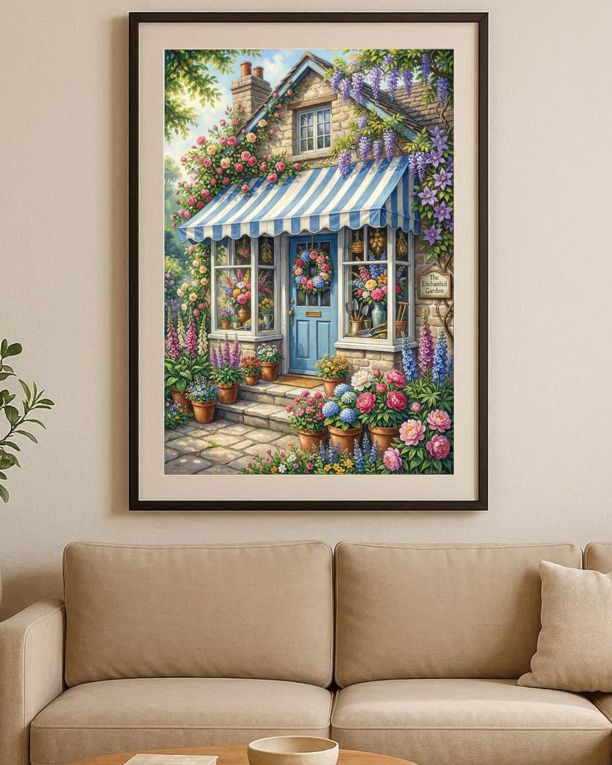 Cottage Garten Poster mit blau-weißer Markise, Steinhausfassade und üppigen Blumen in Rosa, Violett und Grün