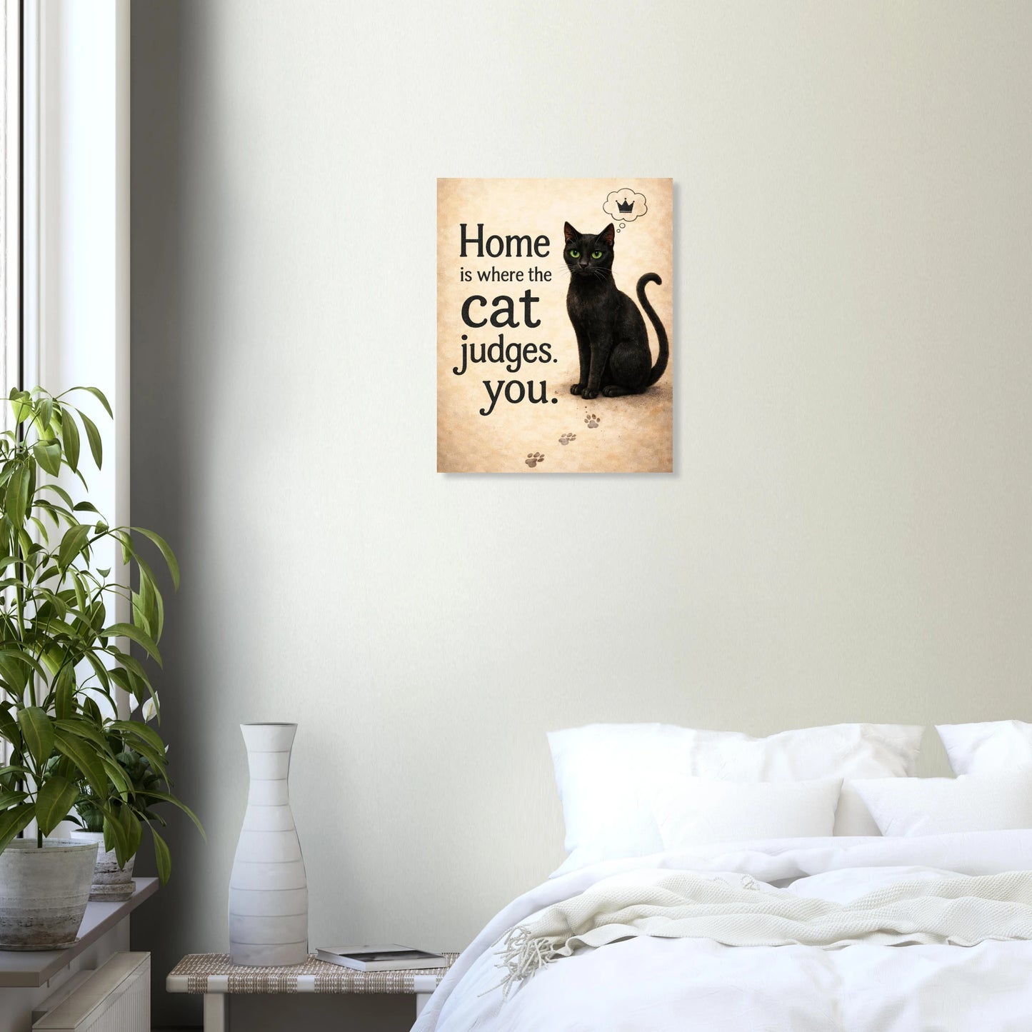 Katzenposter mit schwarzer Katze und Spruch Home is where the cat judges you, humorvolle Wandkunst