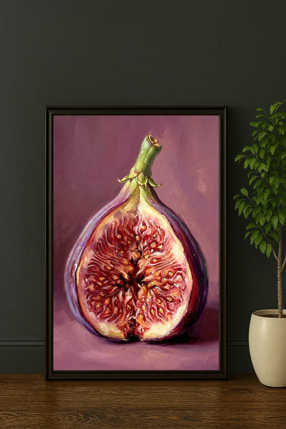 Stillleben mit halbierter Feige im malerischen Ölgemälde-Stil: Violette und Beeren-Töne auf Mauve – Edle digitale Wandkunst für Küche und Esszimmer.