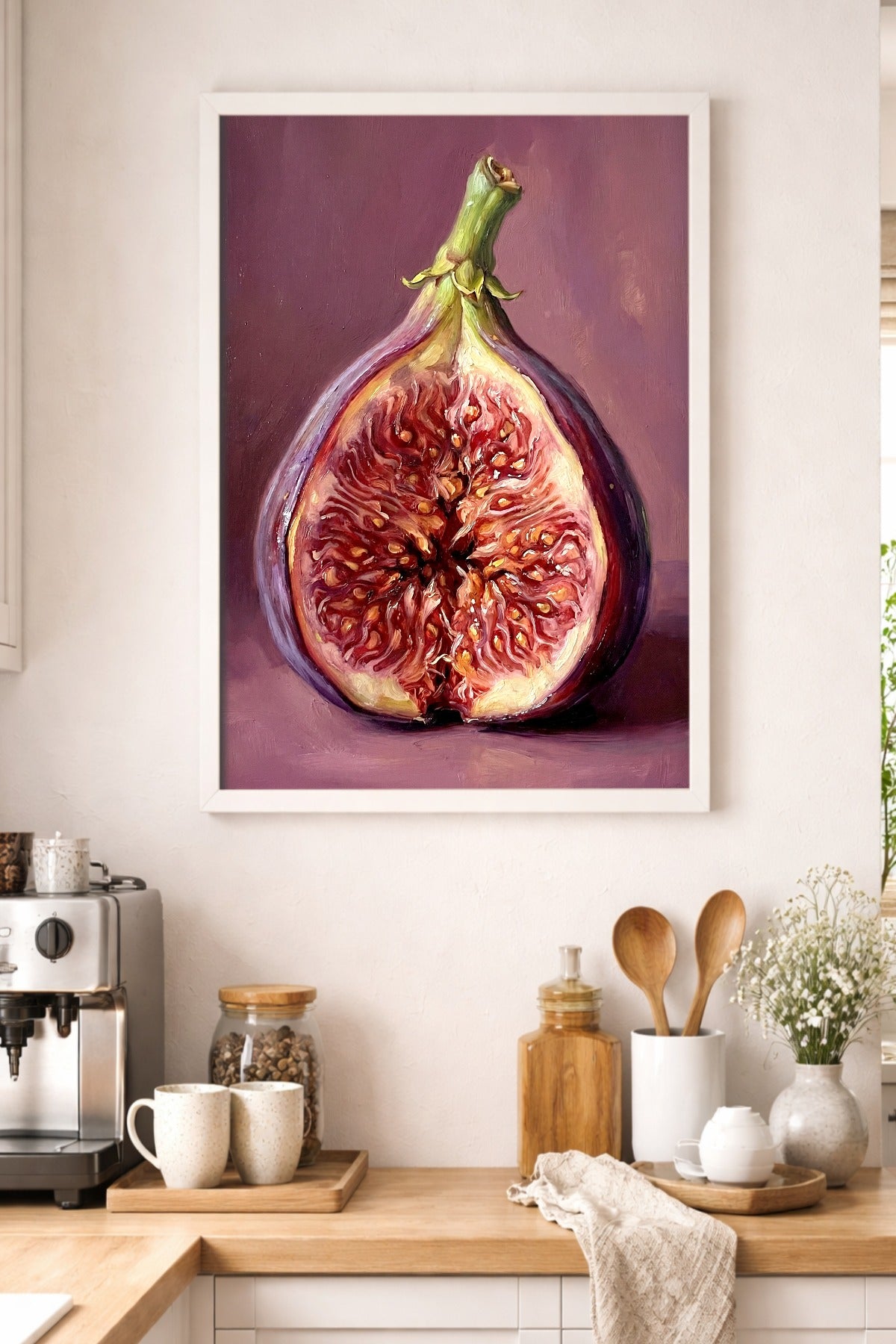 Digitale Feigenkunst im Ölgemälde-Stil mit halbierter Frucht, Violett- und Beerentönen auf Mauve als stilvolle Wanddeko. Küchendeko