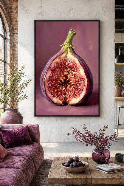 Elegantes Obst-Stillleben mit halbierter Feige, malerischer Pinselstruktur und violett-beeriger Farbwelt vor sanftem Mauve.
