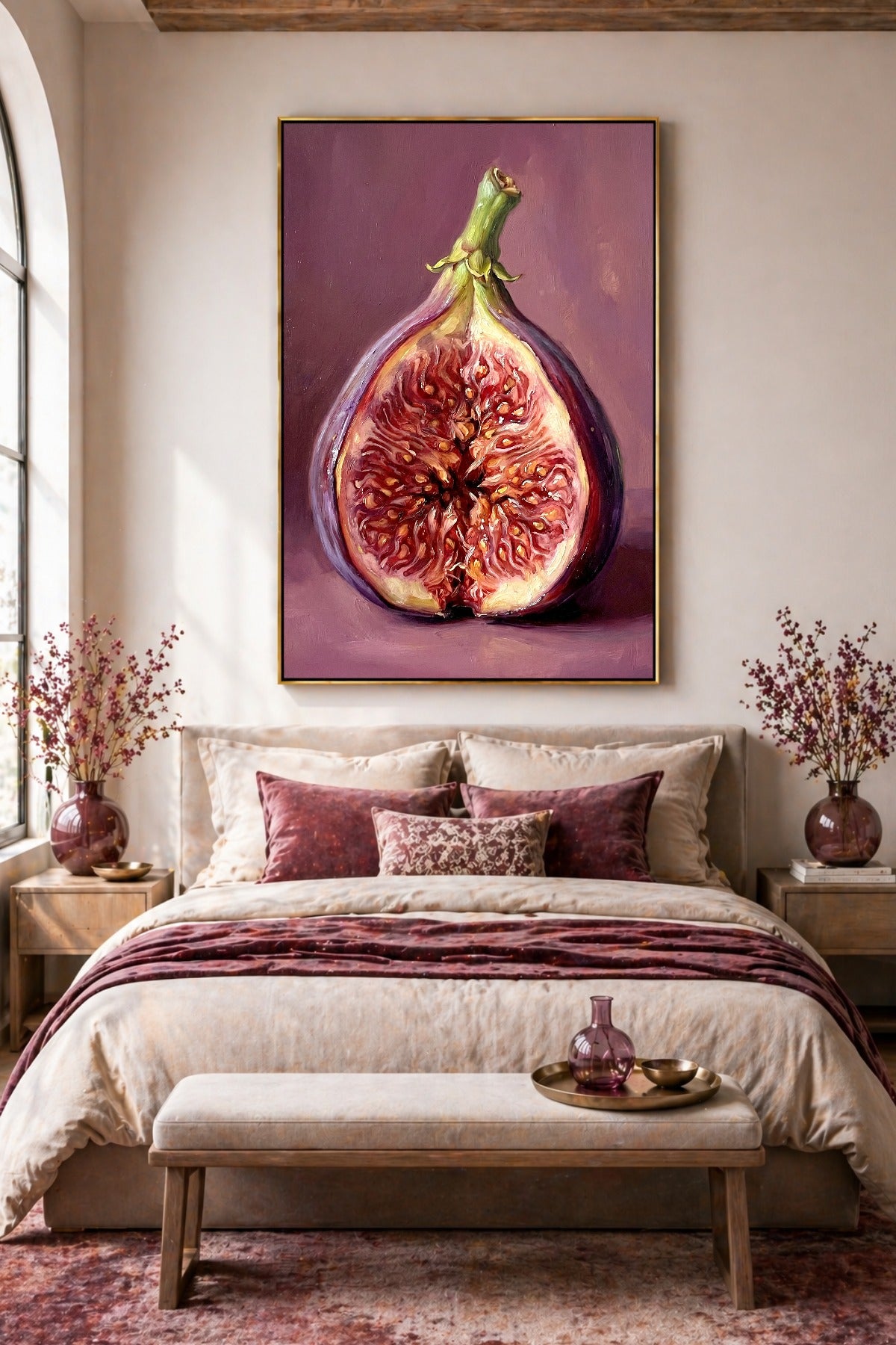 Stillleben im Ölmalerei-Look mit halbierter Feige in Violett und Rosabeere auf mauvefarbenem Grund als edle Wanddeko für Schlafzimmer.