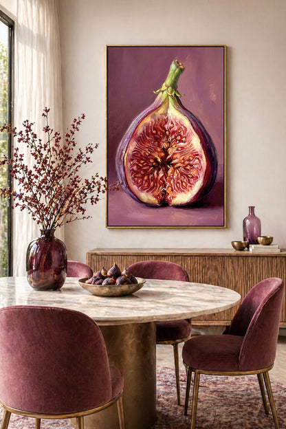 Edles Wandbild mit Feigen-Stillleben, halbierter Frucht und violett-beeriger Farbpalette im Ölgemälde-Stil für Küche und Essbereich.