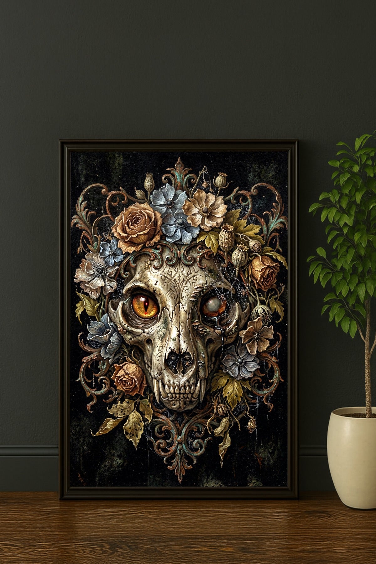 Digitales Witchy Poster mit Feline Skull, floralen Details und barockem Look. Passend für Dark Academia, Gothic Home Decor und Memento Mori Wände.