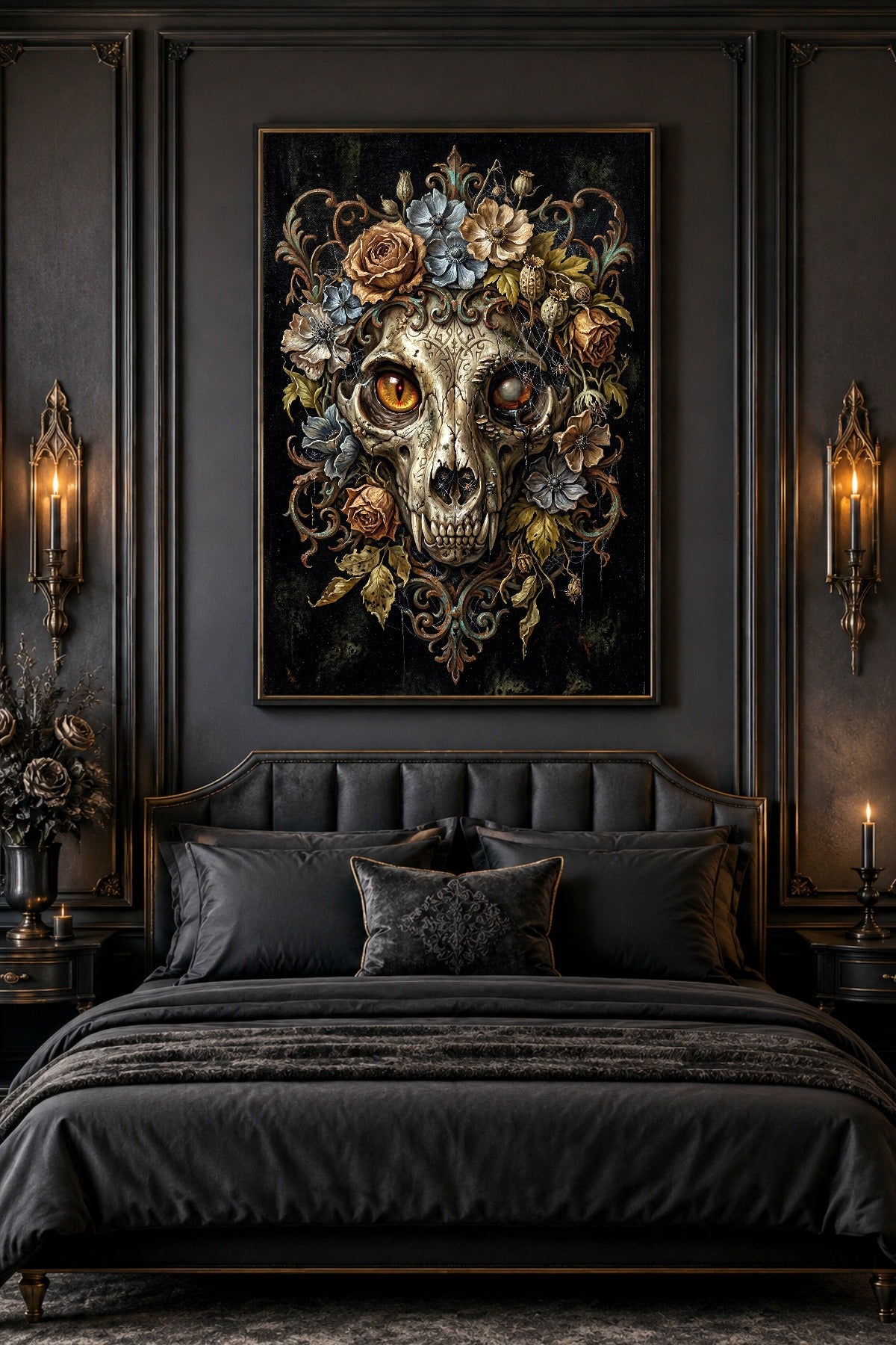 Gothic Botanical Wandbild mit Katzenschädel, floralen Details, schwarzem Hintergrund und barockem Look für Dark Academia Decor.
