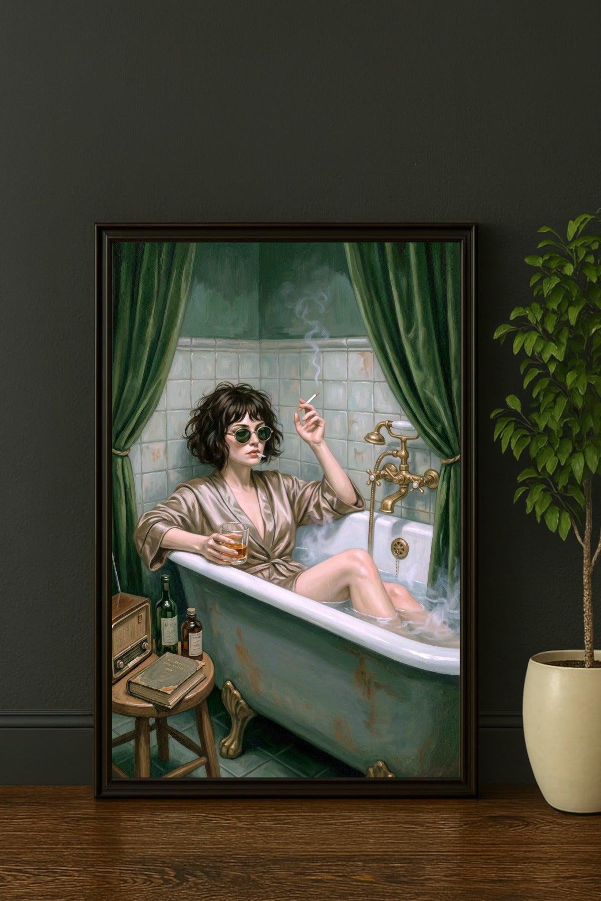 Digitales Poster mit Frau in Badewanne, Sonnenbrille, Zigarette und Glas vor grünen Vorhängen im Vintage-Badezimmer