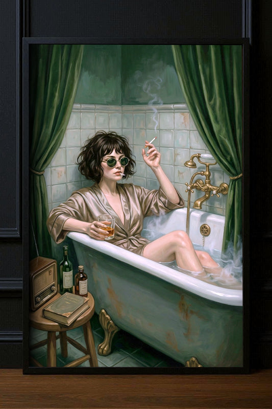 Großes Badezimmer Poster mit Frau in Vintage-Badewanne, grünen Vorhängen, Sonnenbrille, Zigarette und Glas zwischen schwarzen Ledersesseln