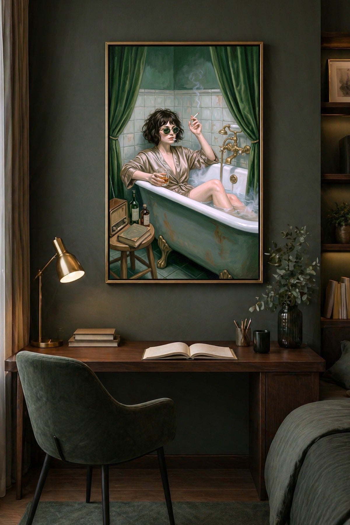 Hochformatiges Poster mit Frau in der Wanne, Sonnenbrille, rauchender Pose und Glas in der Hand vor dunkelgrünem Badezimmer-Vorhang. Büro Deko